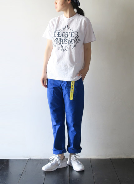 Engineered GarmentsのTシャツのモデル着用画像