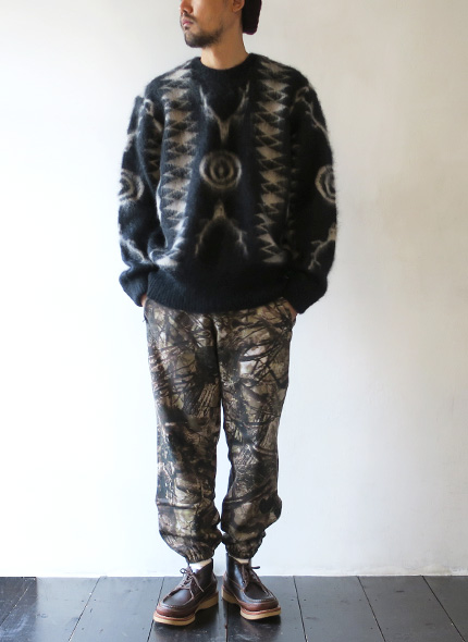 South2 West8のパンツのモデル着用画像