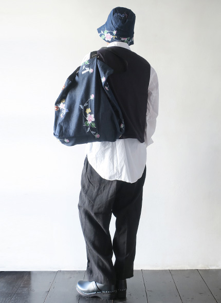 Engineered Garmentsのバッグのモデル着用画像
