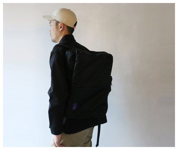 THE NORTH FACE PURPLE LABELのショルダーバッグのモデル着用画像