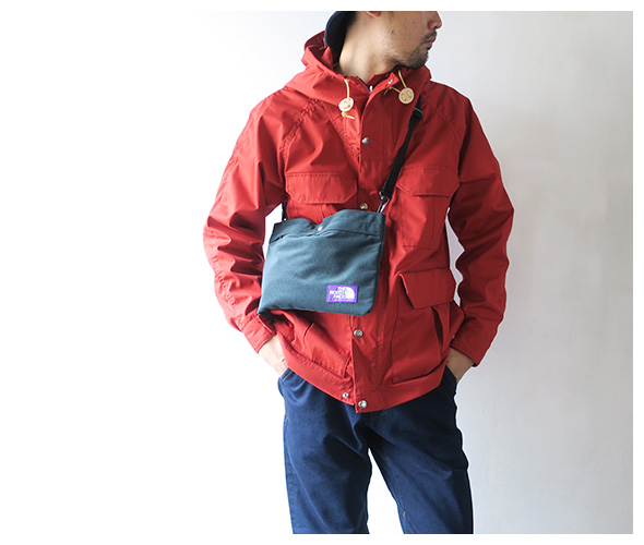 THE NORTH FACE PURPLE LABELのショルダーバッグのモデル着用画像