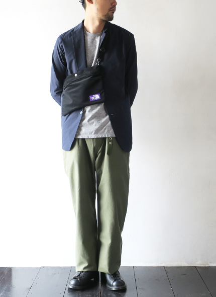 THE NORTH FACE PURPLE LABELのショルダーバッグのモデル着用画像