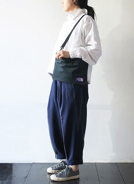 THE NORTH FACE PURPLE LABELのショルダーバッグのモデル着用画像