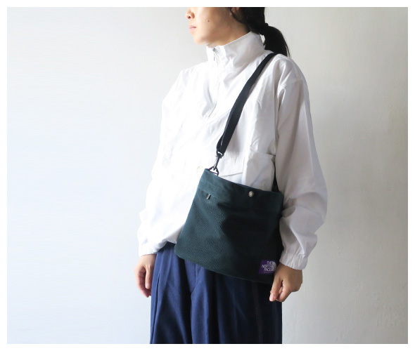 THE NORTH FACE PURPLE LABELのショルダーバッグのモデル着用画像