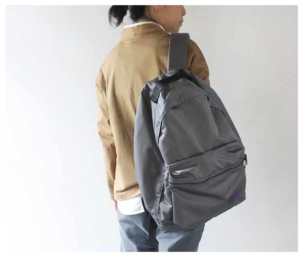 THE NORTH FACE PURPLE LABELのバッグのモデル着用画像