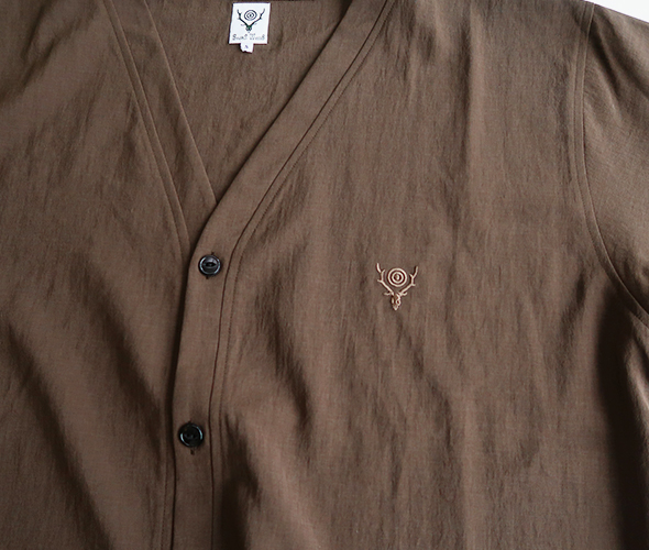 South2 West8 - V-NECK Cardigan - Poly Oxford - BROWN サウス2